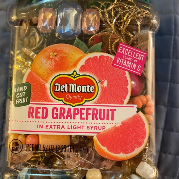 4 lb of crafting jewelry, rings, earrings, stones, gems and broken necklaces. - Picture 3 of 8